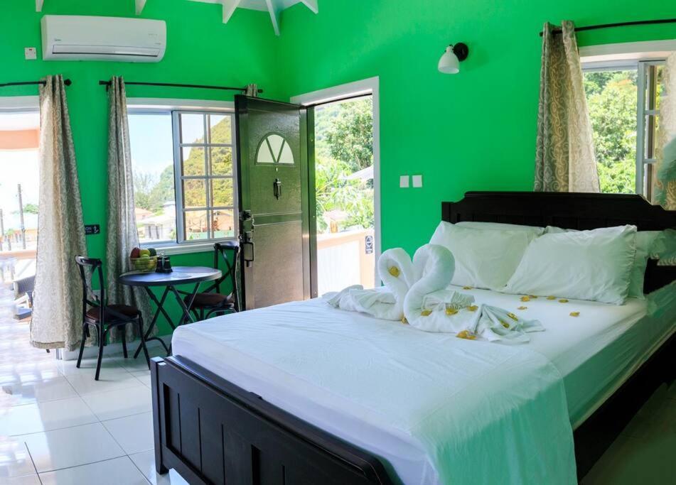 Maggie'S Inn Soufriere Exterior photo